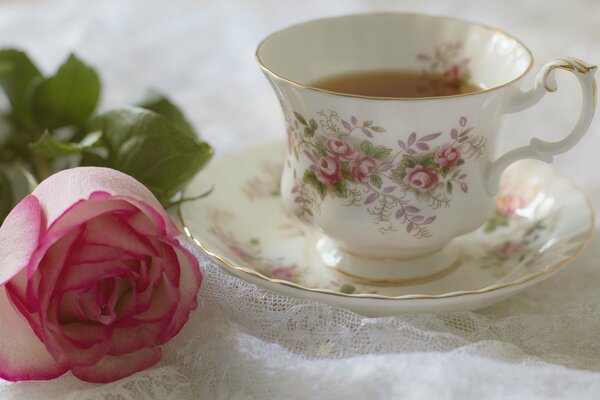 Bodegón con imagen de flor y taza de té