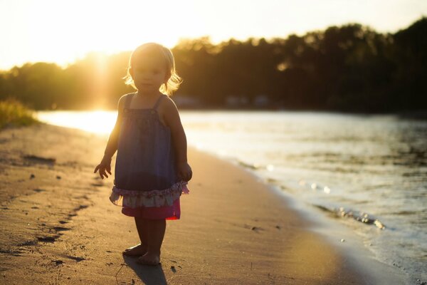 Niña en la orilla del río