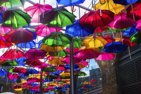 Street Art Farben und Regenschirme