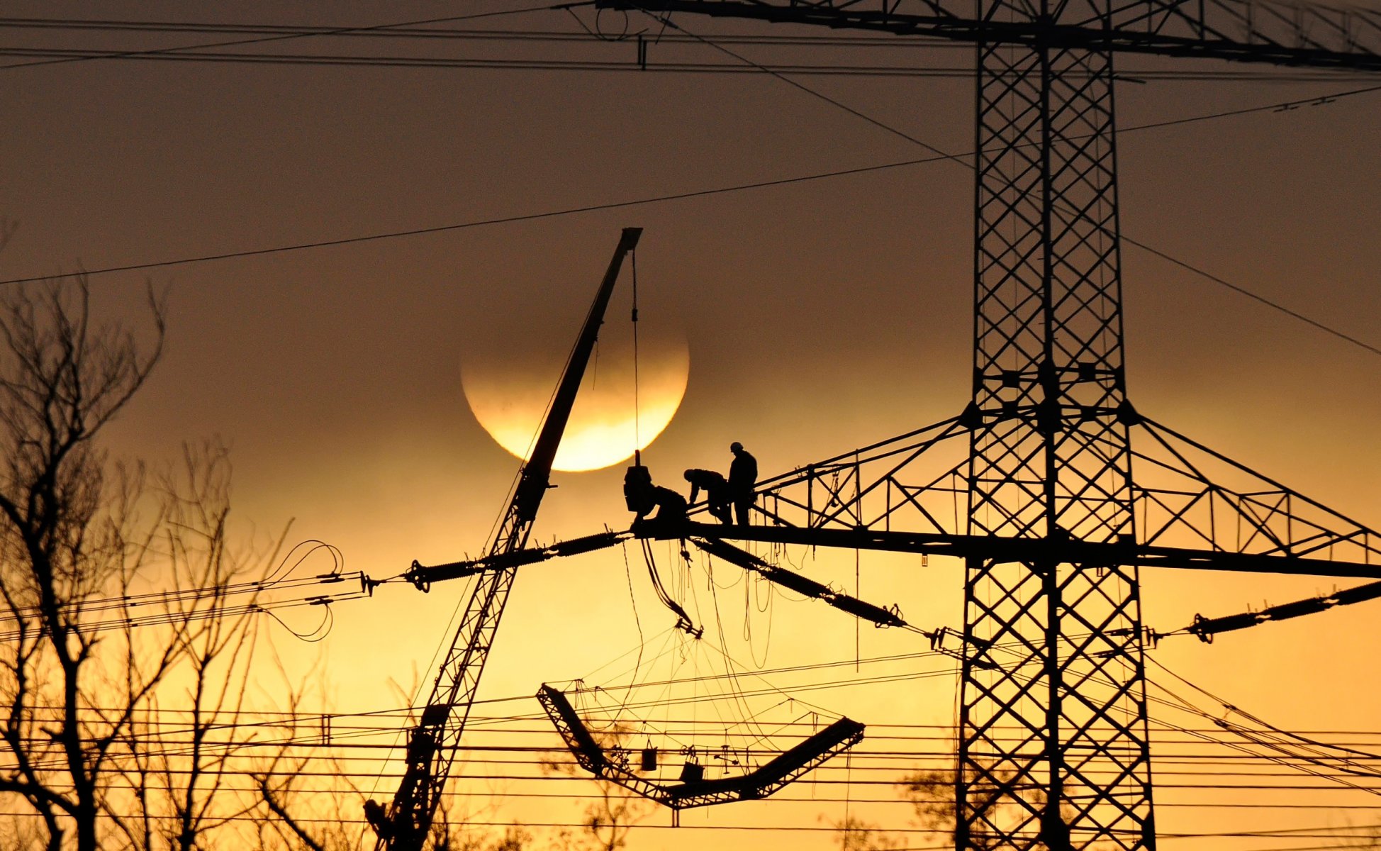 stromleitung sonne drähte elektroinstallationen arbeit