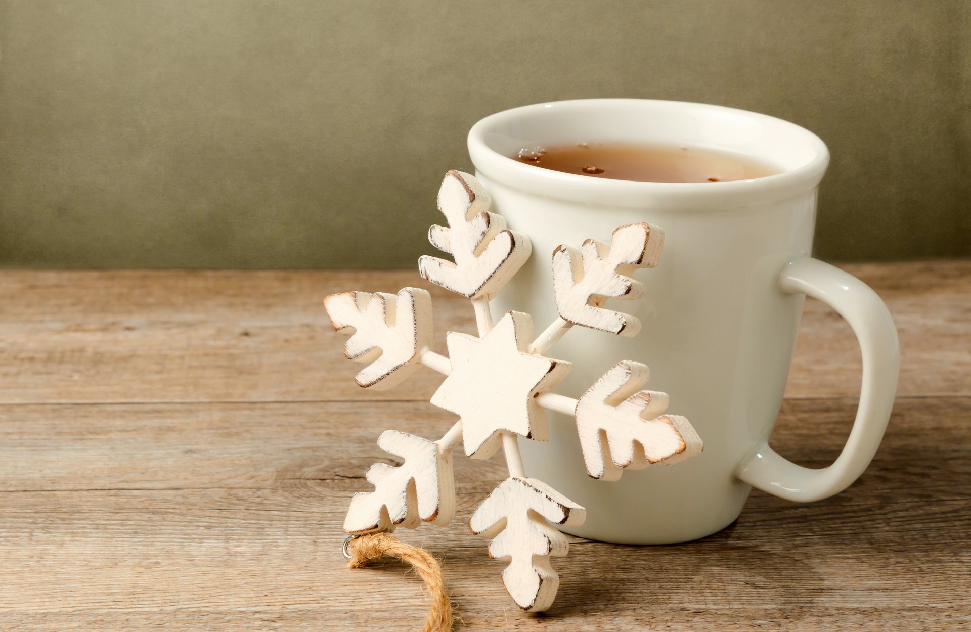 tee tasse weiß schneeflocke holz spielzeug dekorationen feiertage tisch