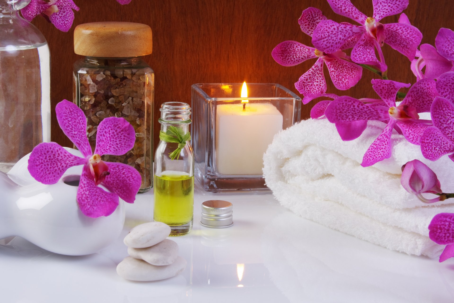 spa öl meersalz kerzen handtuch blumen lila orchidee meeressalz handtücher lila orchidee