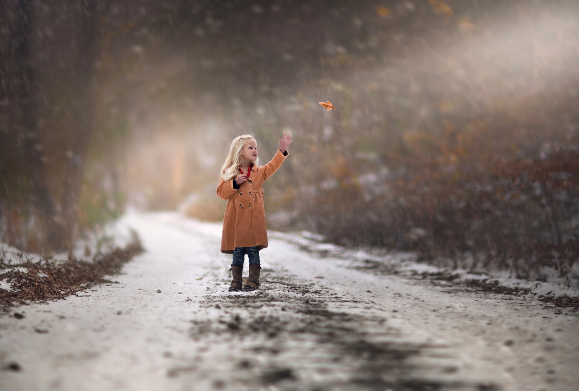 fille automne feuille neige