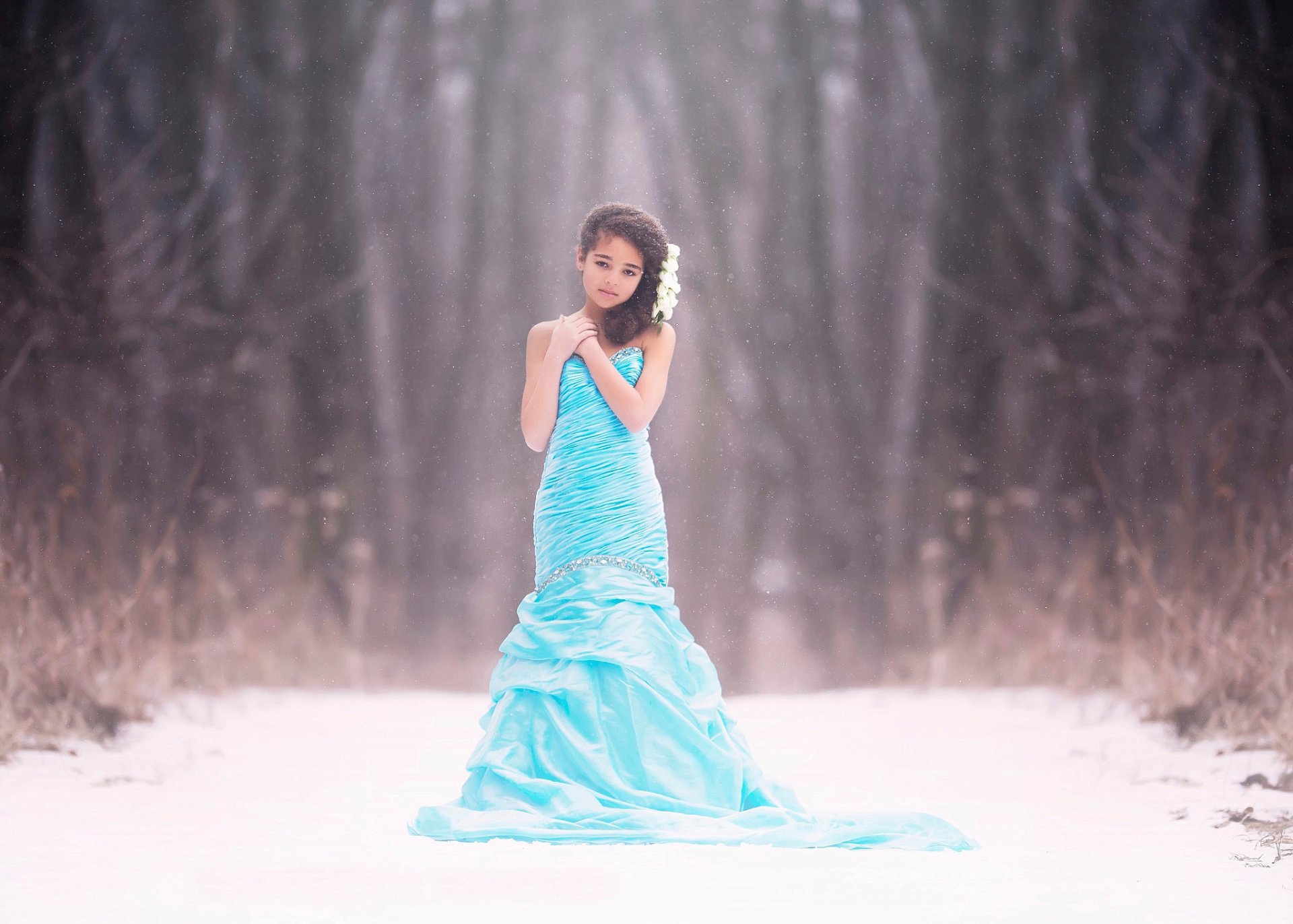 kinderfotografie kunst gefroren mädchen schnee kleid bokeh