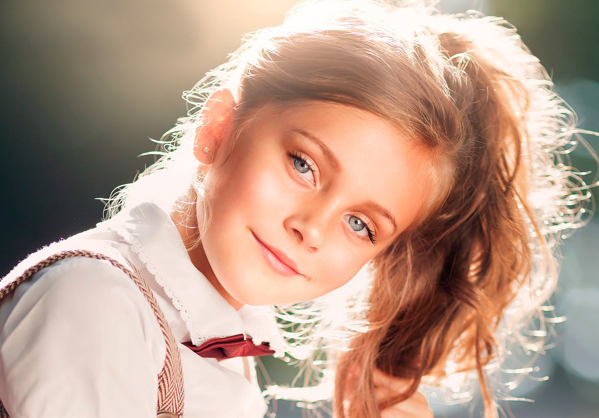 jeune fille sourire portrait lumière du soleil