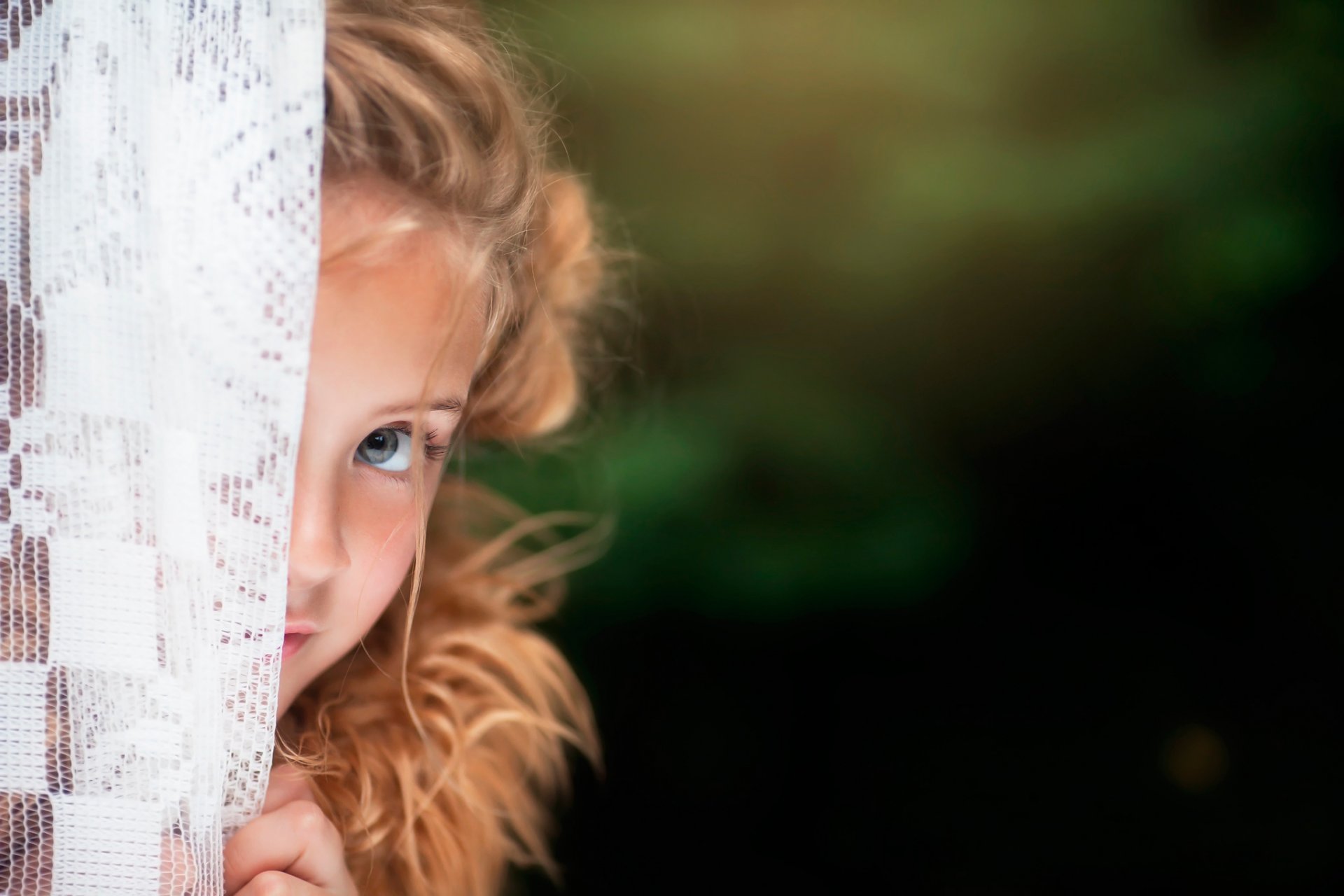 fotografia per bambini ragazza riccioli sguardo