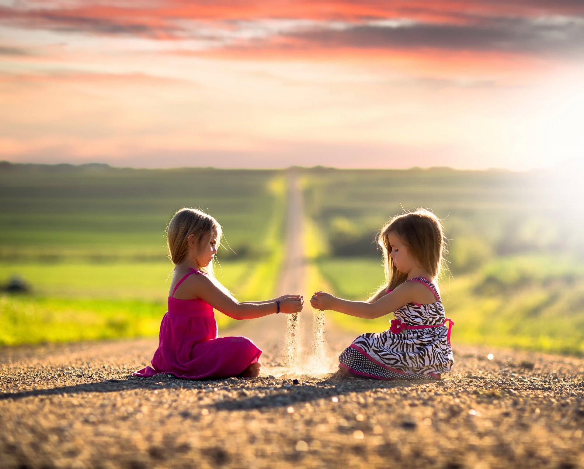 bambini ragazze sole strada spazio