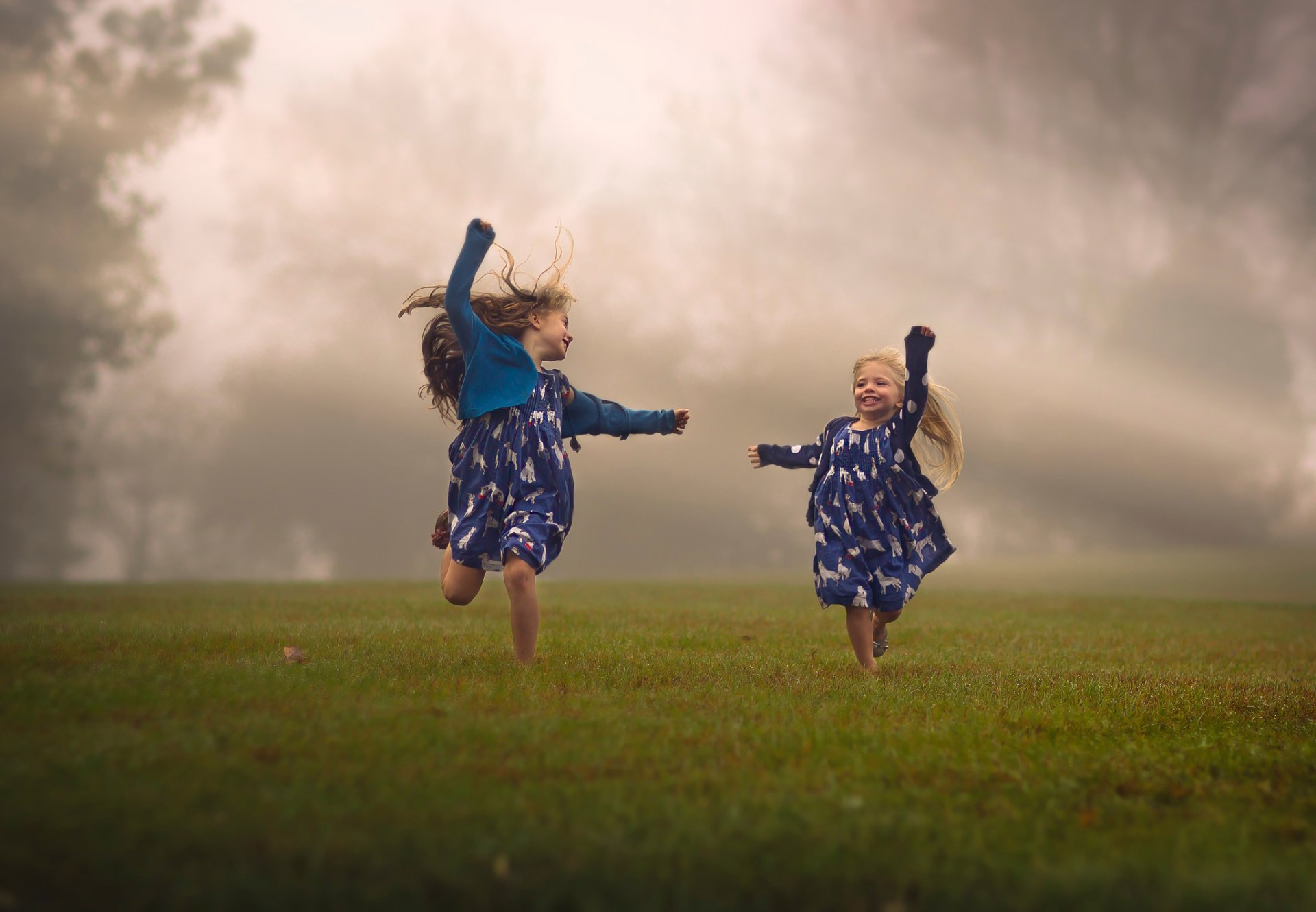 chicas niños correr campo niebla