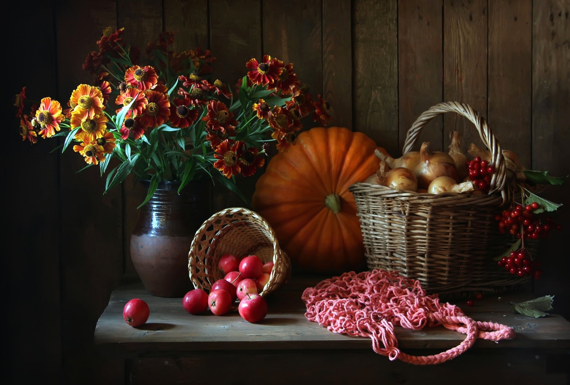 natura morta brocca cesto zucca fiori mele