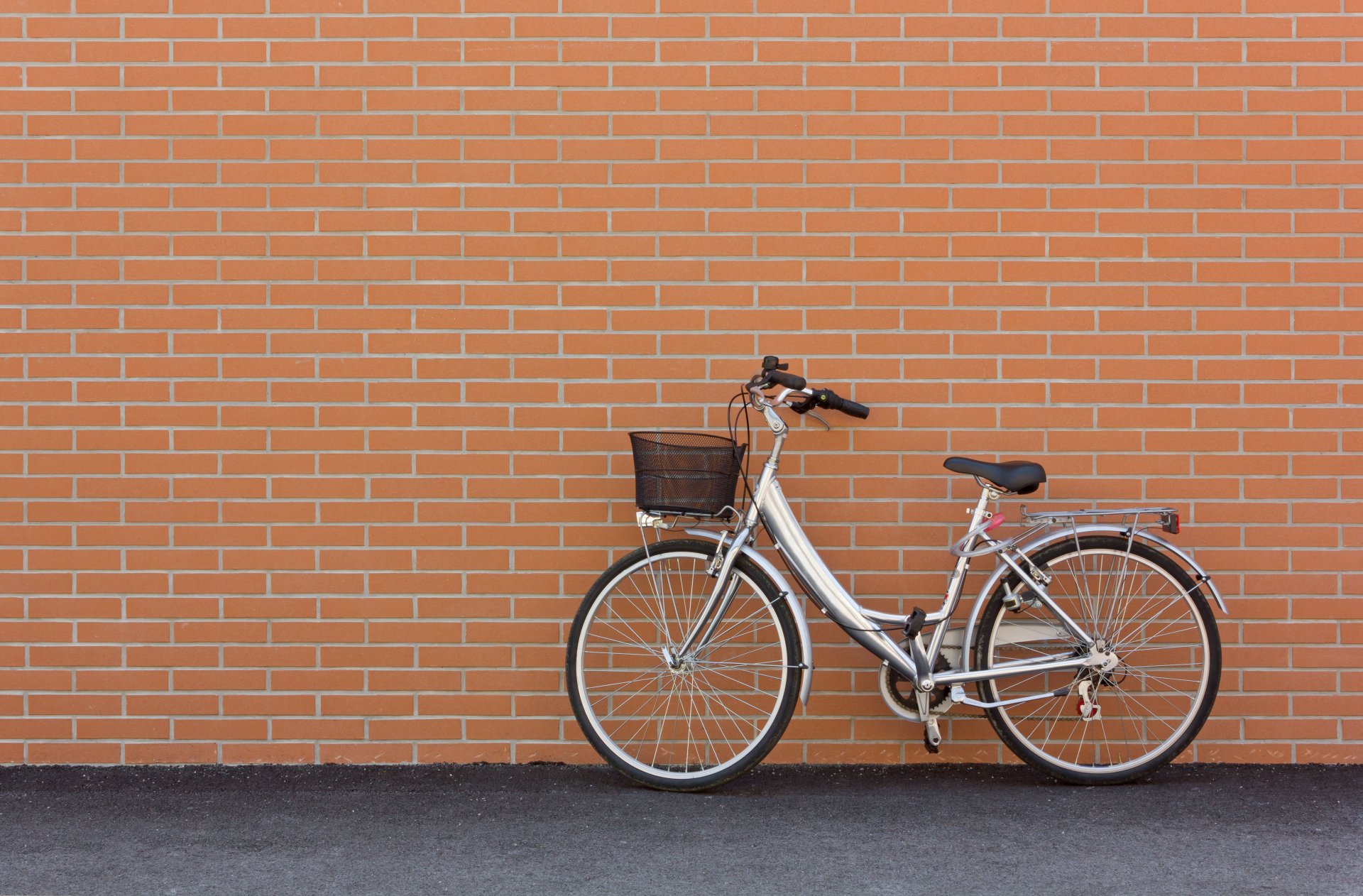 umore urbano argento bicicletta anteriore carzina parcheggio ricreazione muro di mattoni bellissimo sfondo carta da parati