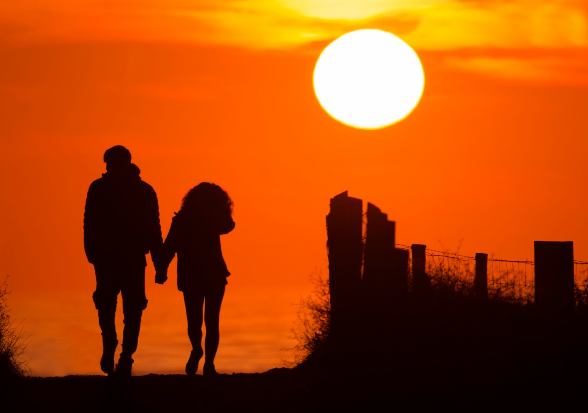 soleil silhouettes couple