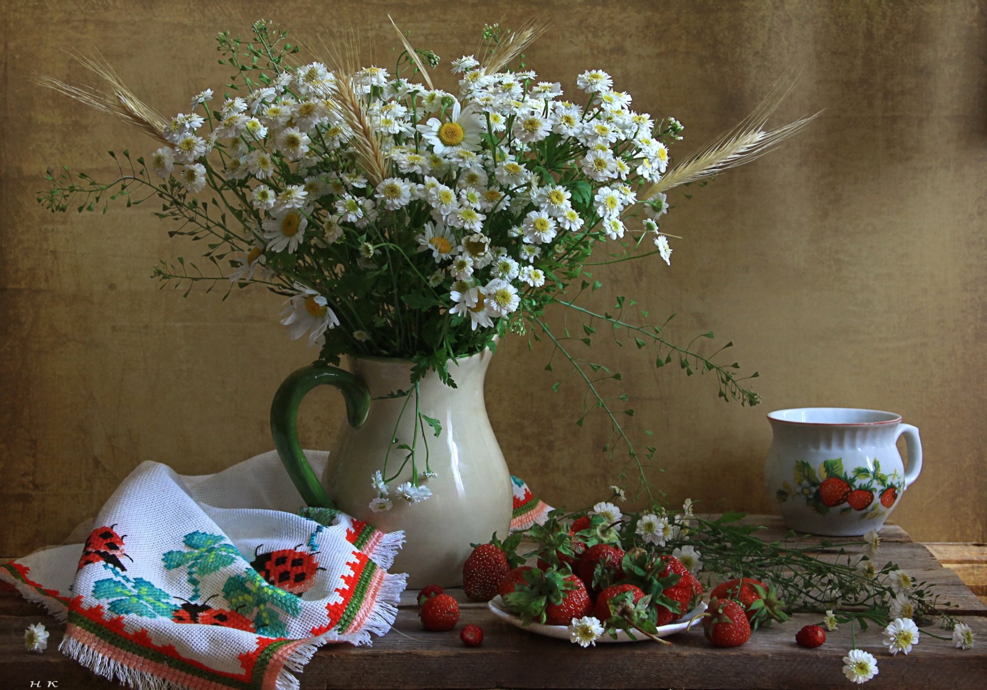 naturaleza muerta mesa toalla jarra flores margaritas taza fresa