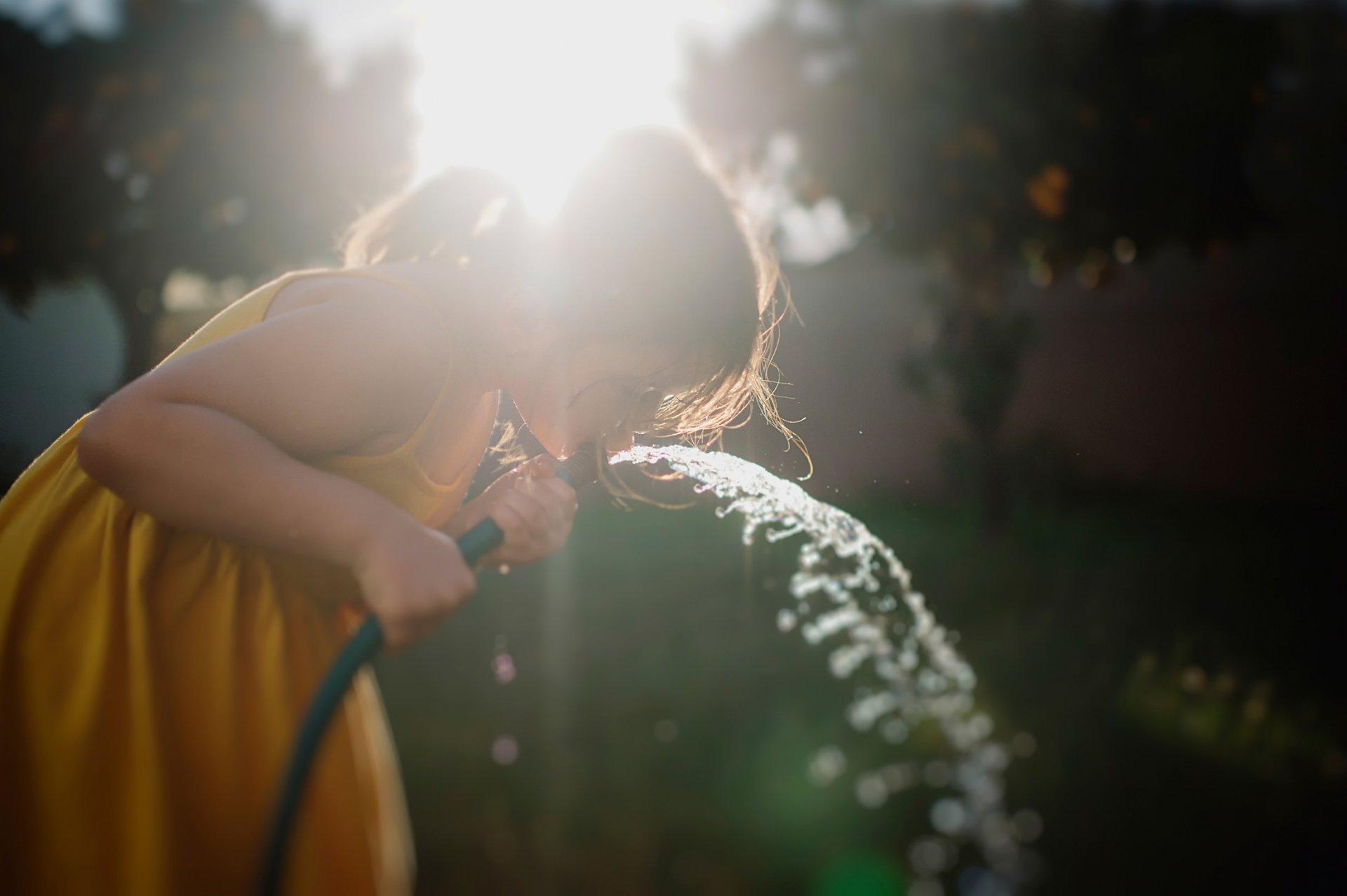 mädchen schlauch wasser sommer durst