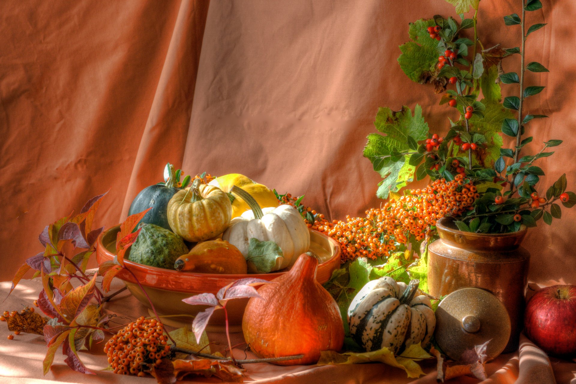 natura morta zucca mela foglie bacche piatto