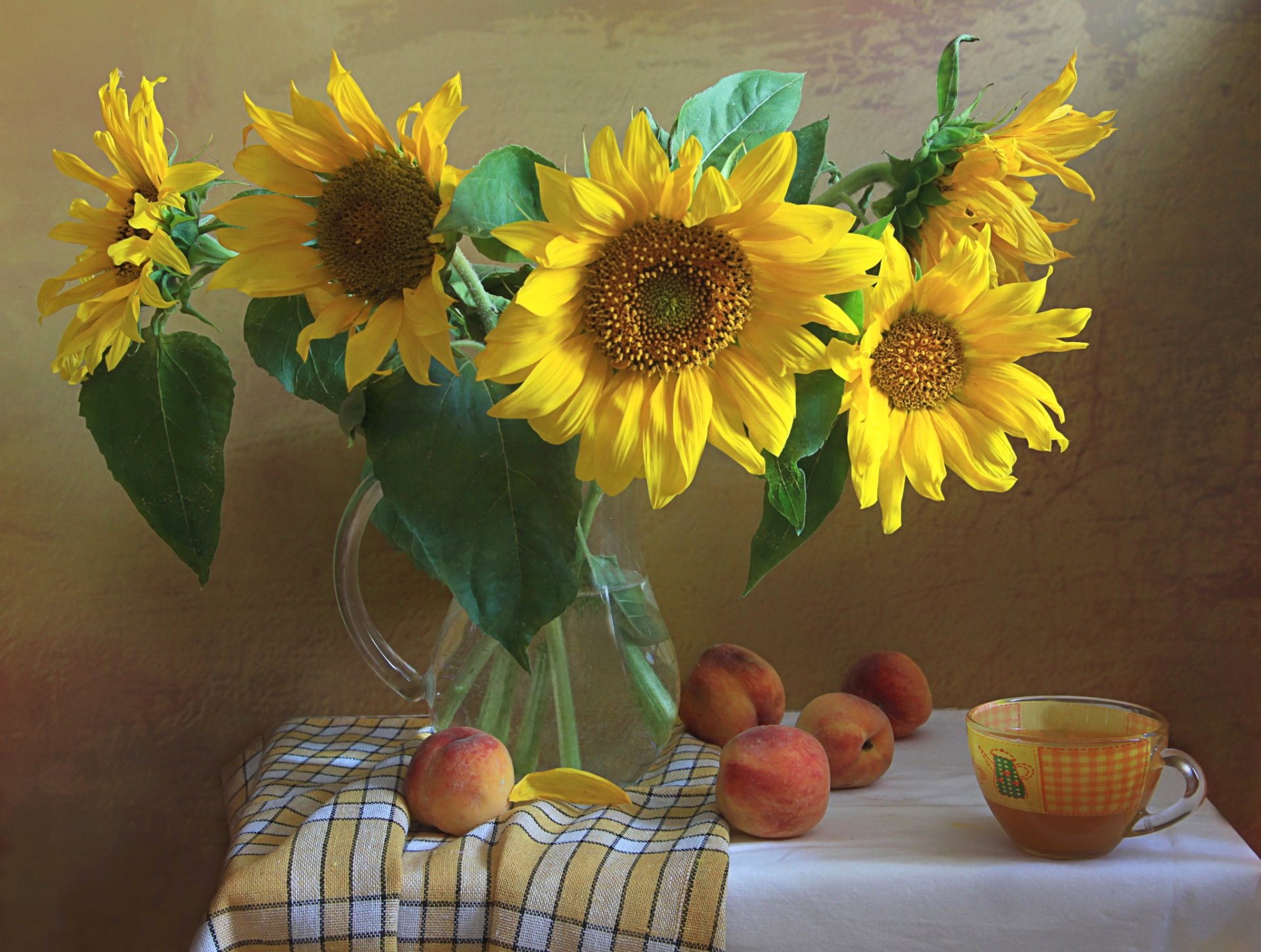 stillleben krug blumen sonnenblume pfirsiche tasse