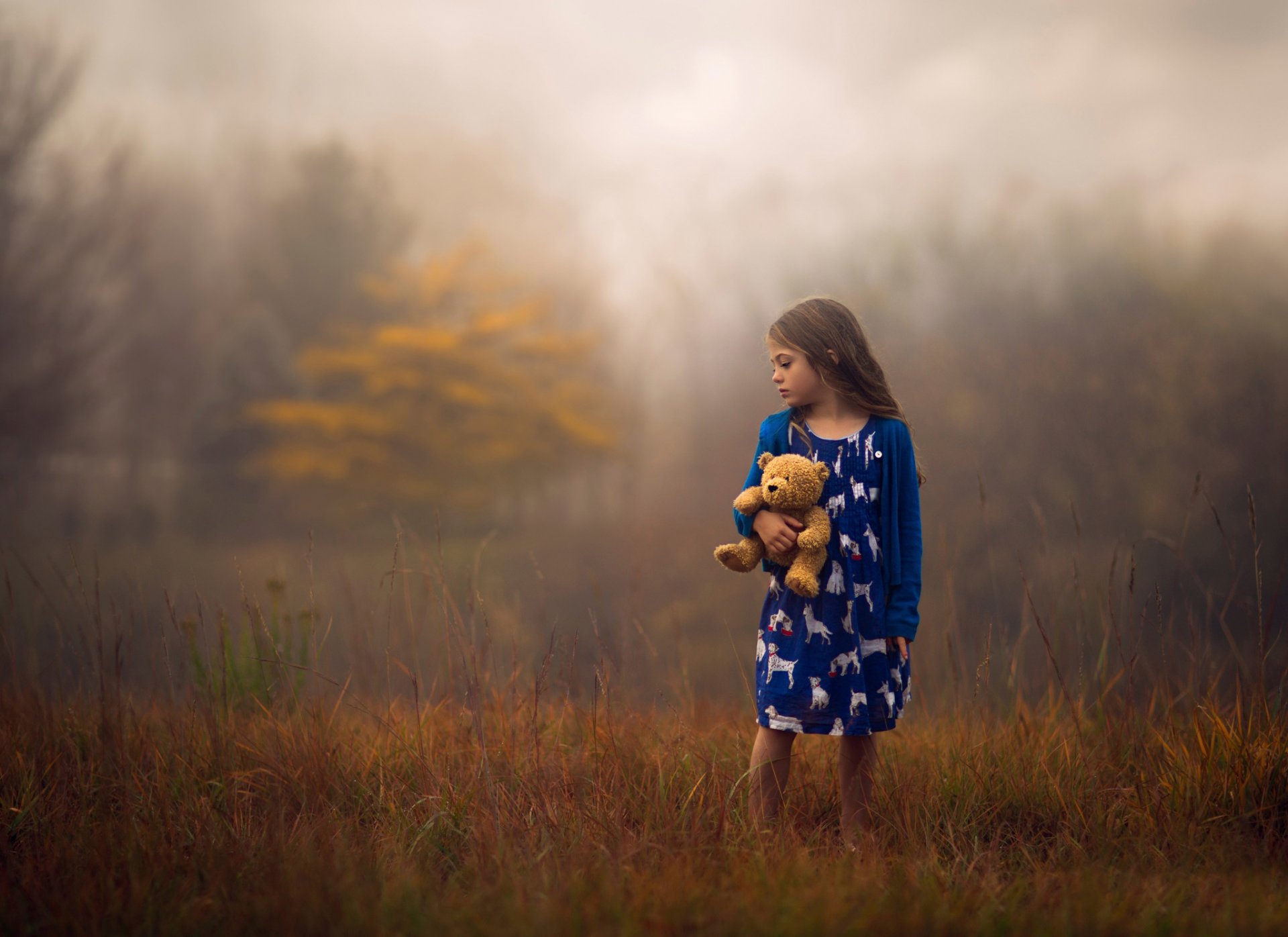 niña naturaleza otoño juguete