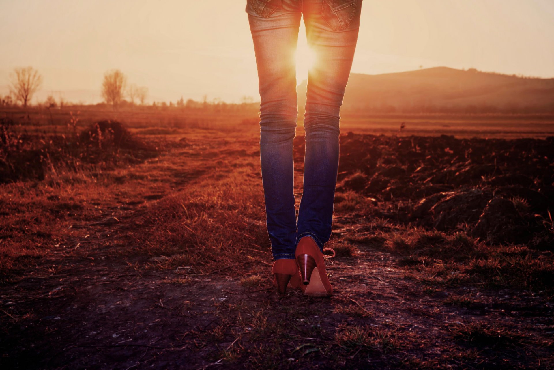 off-road chica piernas jeans sol puesta de sol