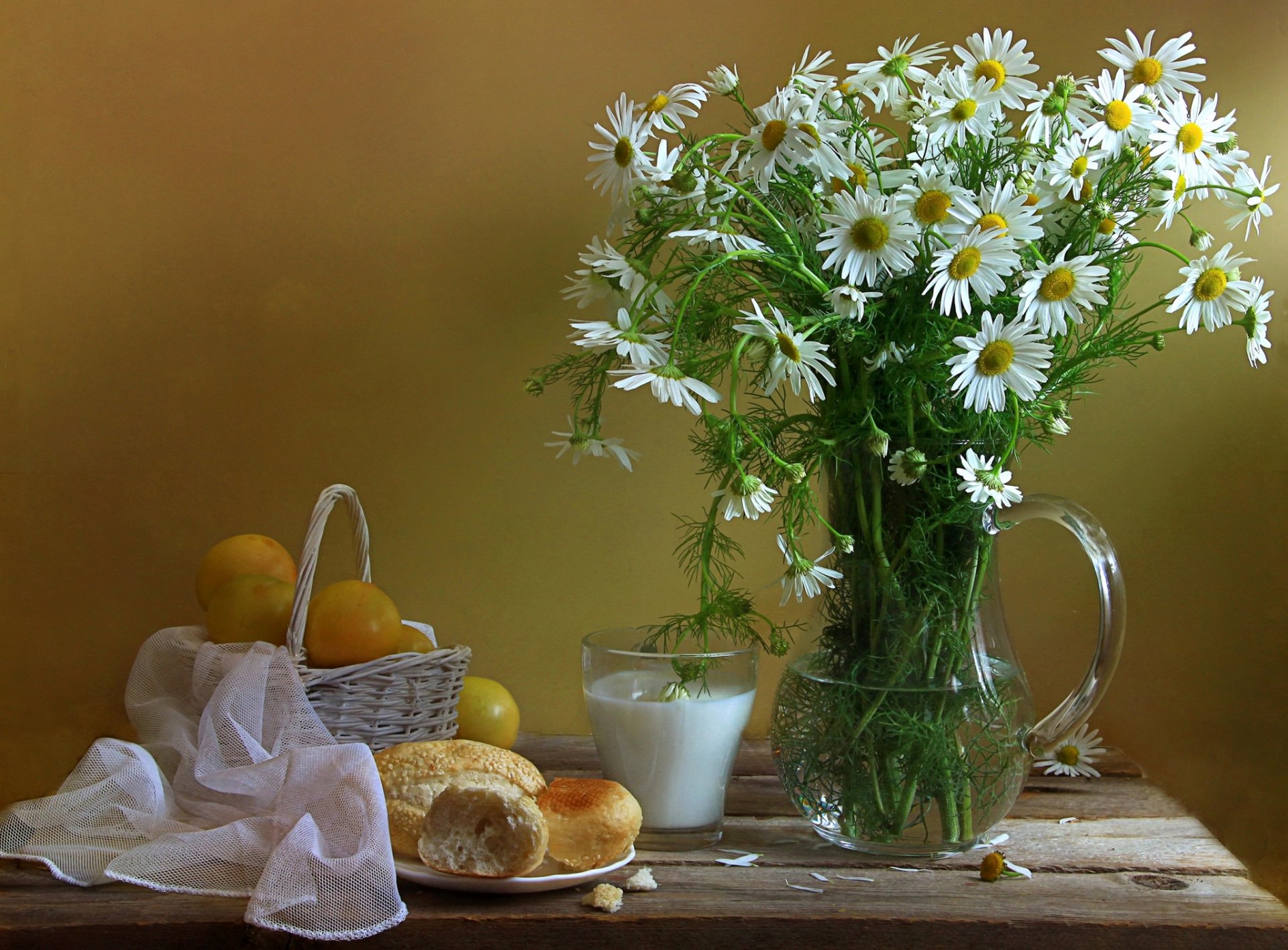 nature morte cruche verre panier prunes fleurs marguerites chignon lait