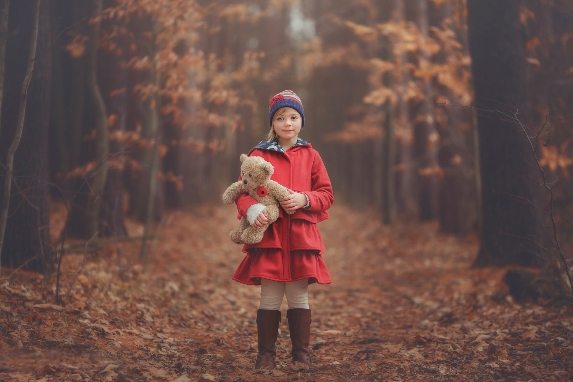 niña bosque otoño juguete oso de peluche