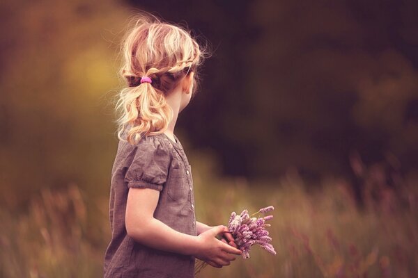 Zdjęcie dziewczyny z kwiatami w środku lasu