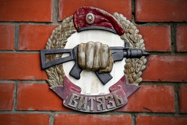 Escudo de armas de las fuerzas especiales caballero en la pared de ladrillo