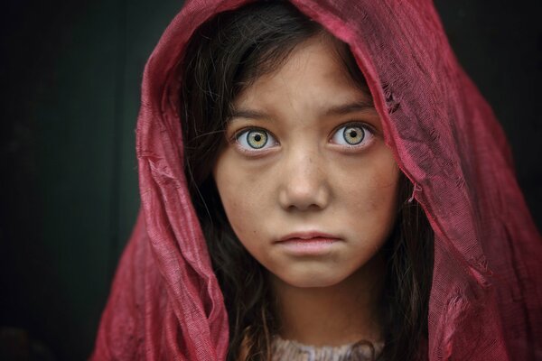 Retrato de una niña con ojos verdes