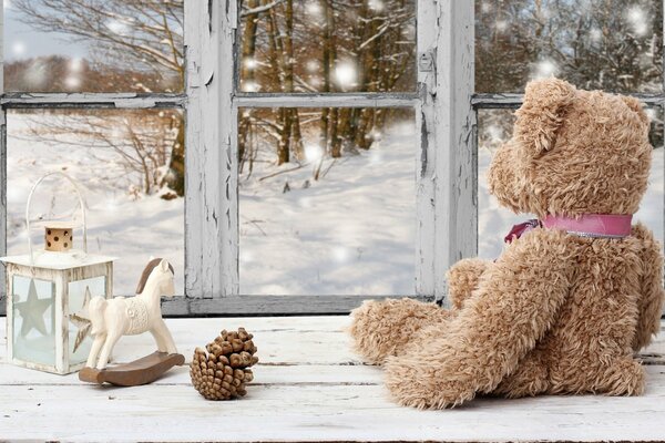 Zimowe zabawki na Boże Narodzenie i śnieg w naturze w Nowy Rok