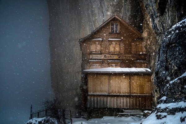 Hôtel enneigé d hiver en Suisse