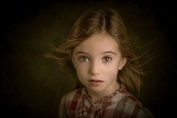 Chica encantadora con una mirada encantadora