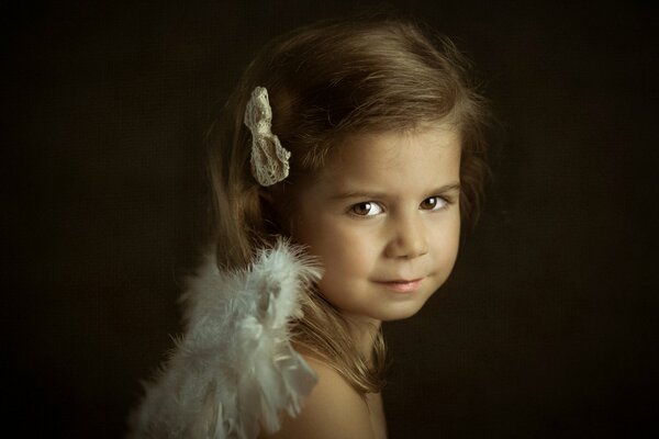 Série les petits anges. Portrait d une jeune fille aux cheveux noirs