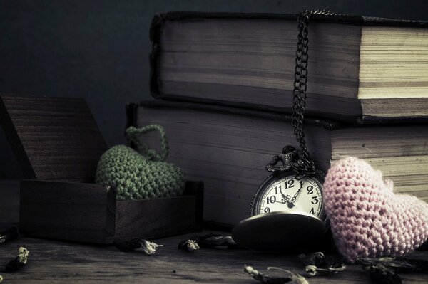 Coeurs tricotés avec des livres sur le sol