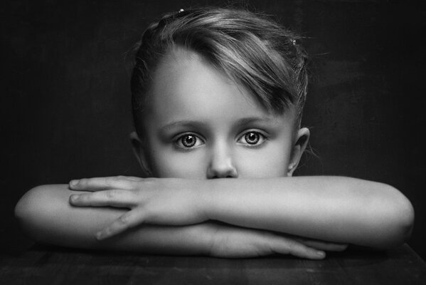 Retrato en blanco y negro de una niña