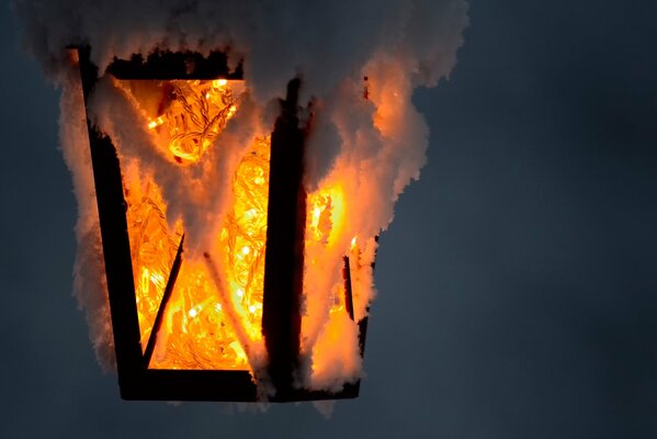 The frozen lantern is still shining brightly