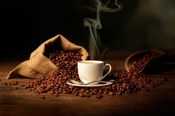 Worek ziaren kawy i filiżanka kawy