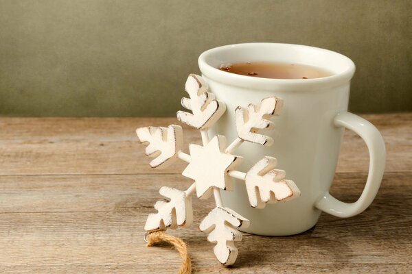 Taza de té y copo de nieve de madera