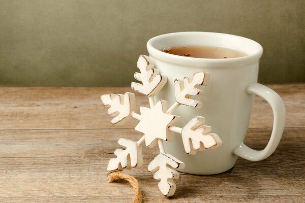 Tazza di tè e fiocco di neve di legno