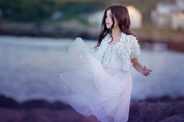 Fille tourbillonnant dans une belle robe blanche