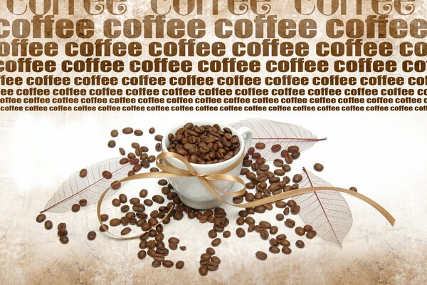 Weiße Tasse mit Kaffeebohnen. Zerbröckelte Kaffeebohnen. Kaffee-Schriftzug