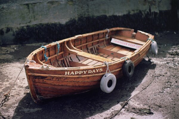 Wooden boat with the inscription happy days