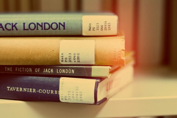 Imagen de la pila de libros de Jack London