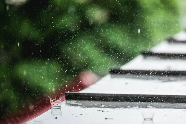 Piove e le gocce colpiscono il tetto della casa