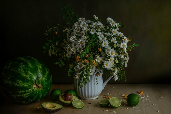 Bodegón de flores, sandía, Lima en rodajas y aguacate