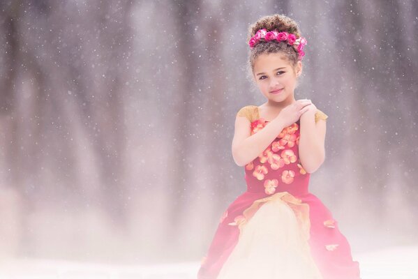 Foto di ragazza in posa su sfondo invernale