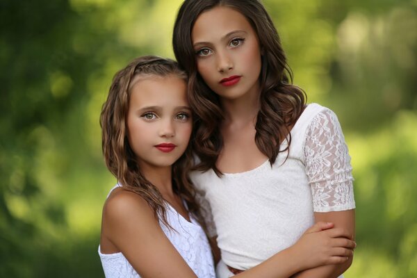 Photo de filles en robes blanches avec des lèvres rouges peintes de couleurs vives