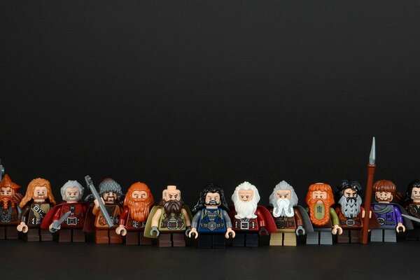 Figuras de LEGO en forma de enanos y Hobbits