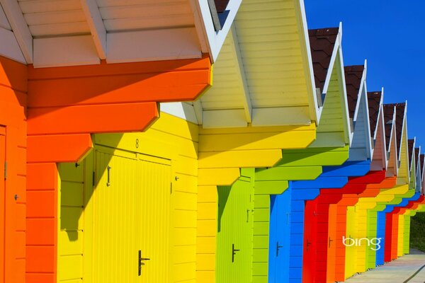 Bunte Strandhütten vor dem Hintergrund des blauen Himmels