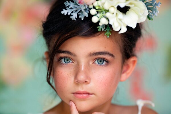 Retrato de una niña con pecas para una sesión de fotos