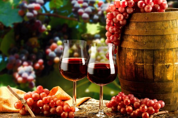 Dos copas de vino con ramas de uva y un barril de madera