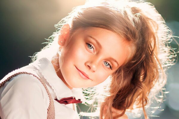 Portrait d une jeune fille souriante au soleil