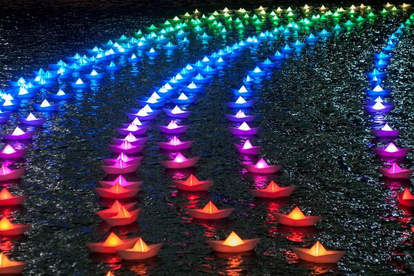 Imagen de coloridos barcos de papel luminosos